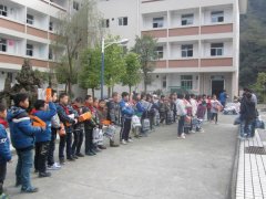 为偏远地区学生送温暖