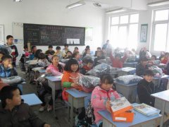 为偏远地区学生送温暖
